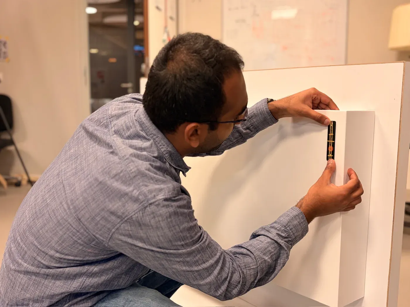 Rator-engineer plaatst elektronica op een prototype van het toestel
