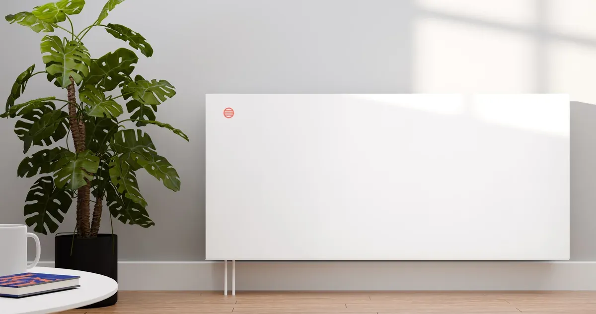 Wit Rator 1 toestel aan de wand in een lichte woonkamer