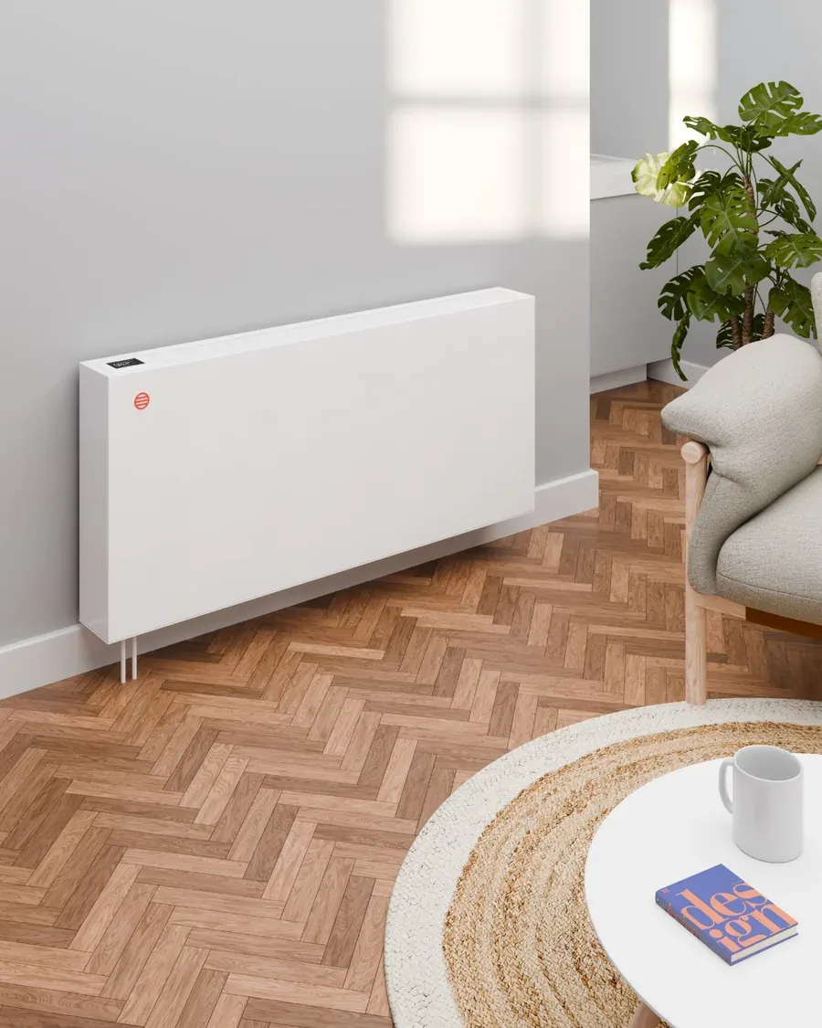 Wit Rator-toestel aan de muur, aangesloten op de bestaande radiatoraansluiting